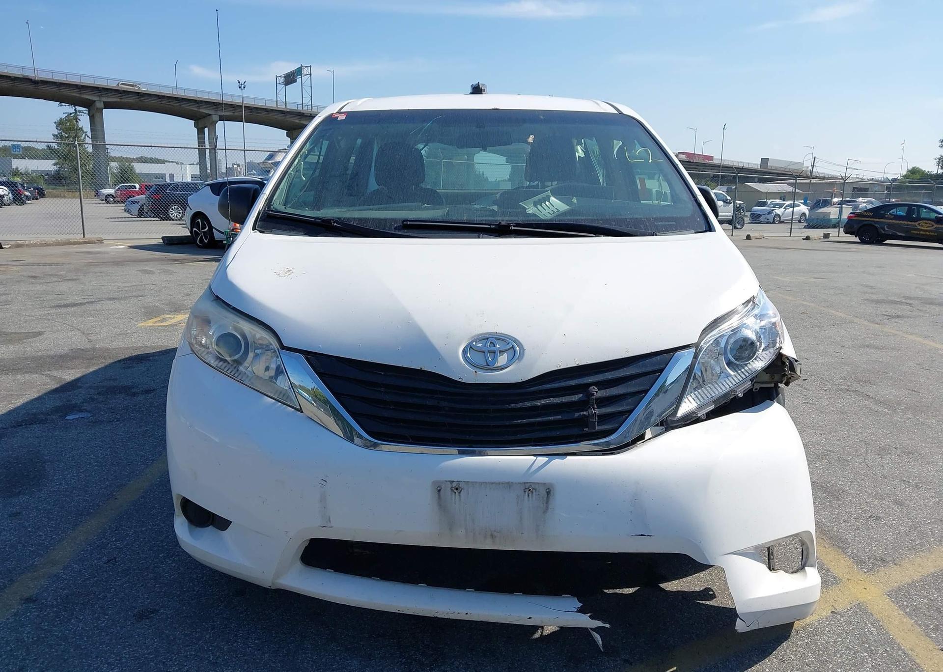 2011 TOYOTA SIENNA