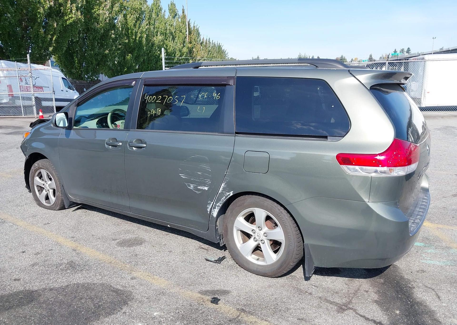2012 TOYOTA SIENNA LE