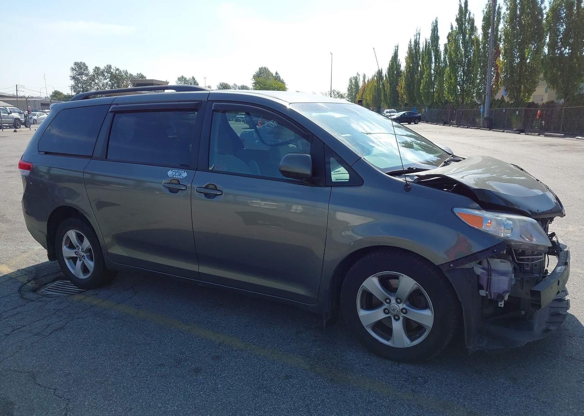 2012 TOYOTA SIENNA LE