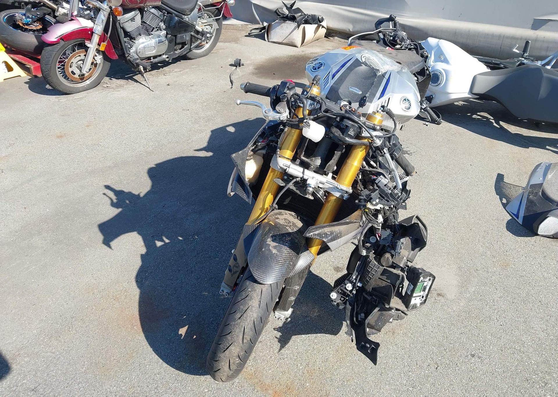 2015 YAMAHA YZFR1M
