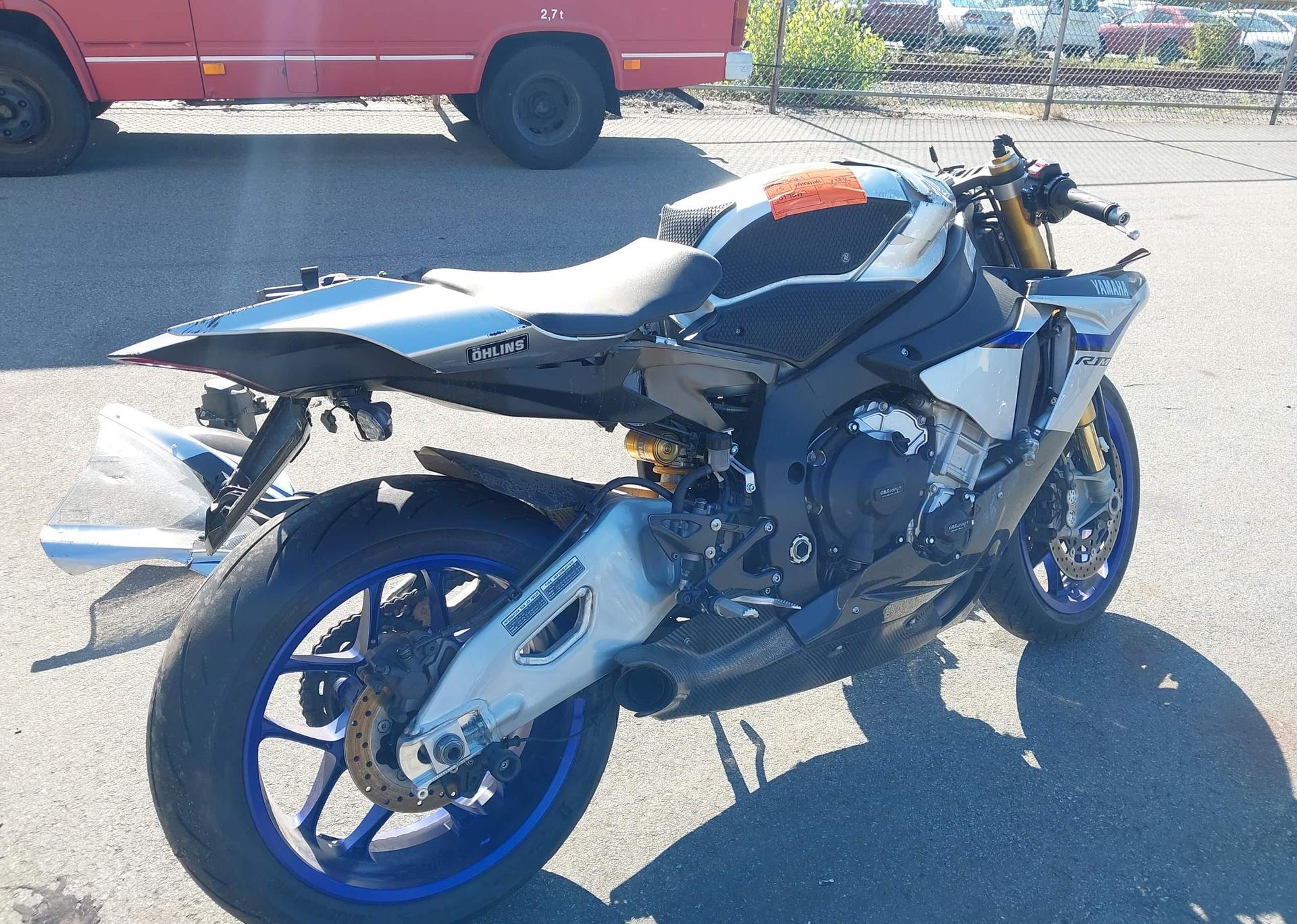 2015 YAMAHA YZFR1M