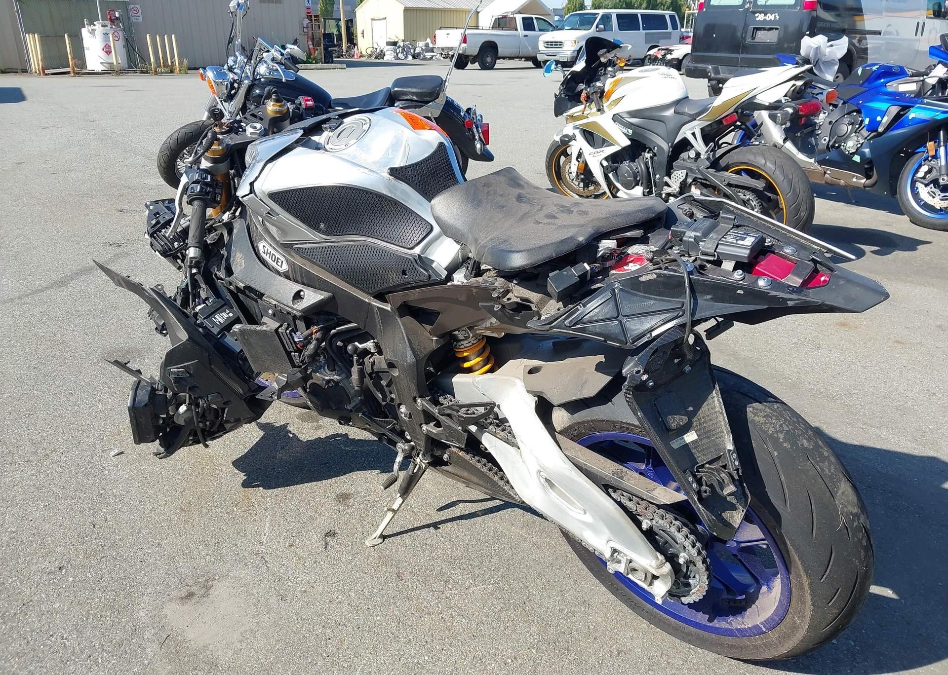 2015 YAMAHA YZFR1M