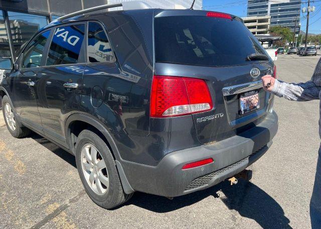 2011 KIA SORENTO LX