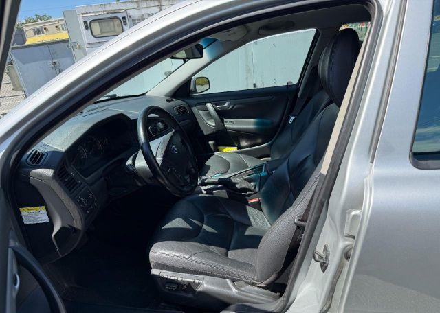 2005 VOLVO V70