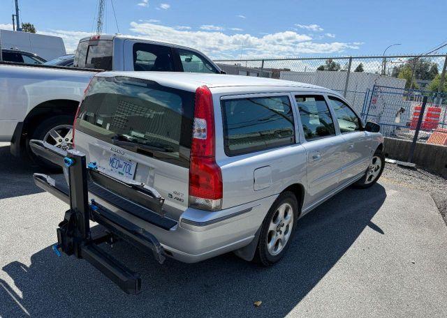 2005 VOLVO V70