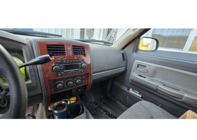 2005 DODGE DAKOTA QUAD SLT