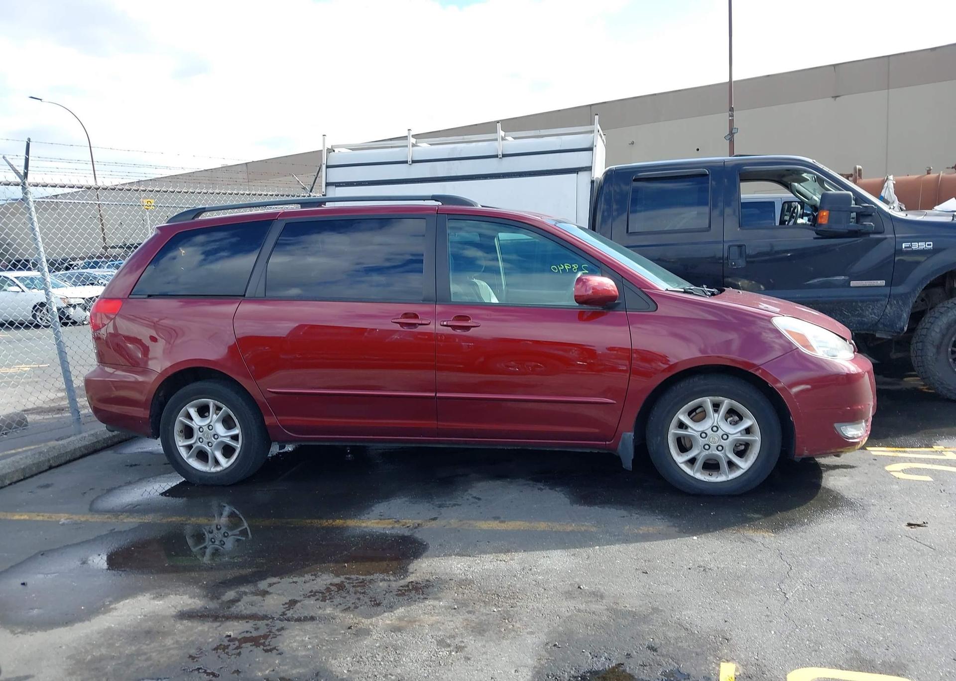 2004 TOYOTA SIENNA XLE