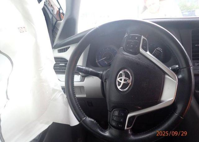 2018 TOYOTA SIENNA XLE