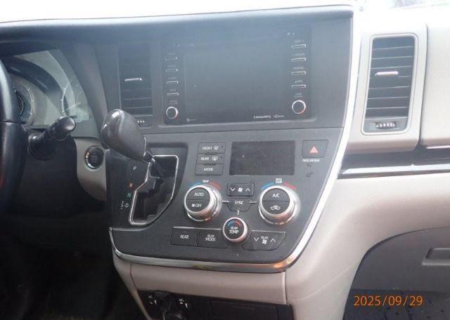 2018 TOYOTA SIENNA XLE