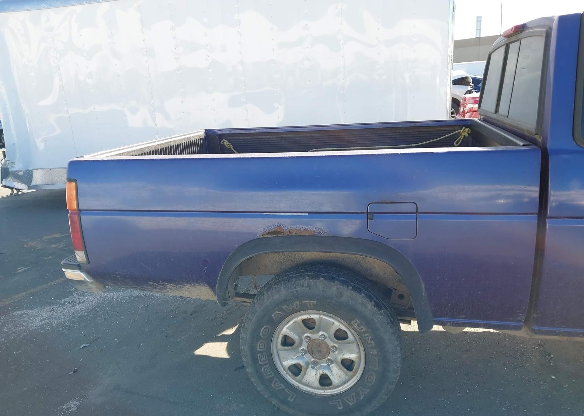1995 NISSAN TRUCK KING CAB SE