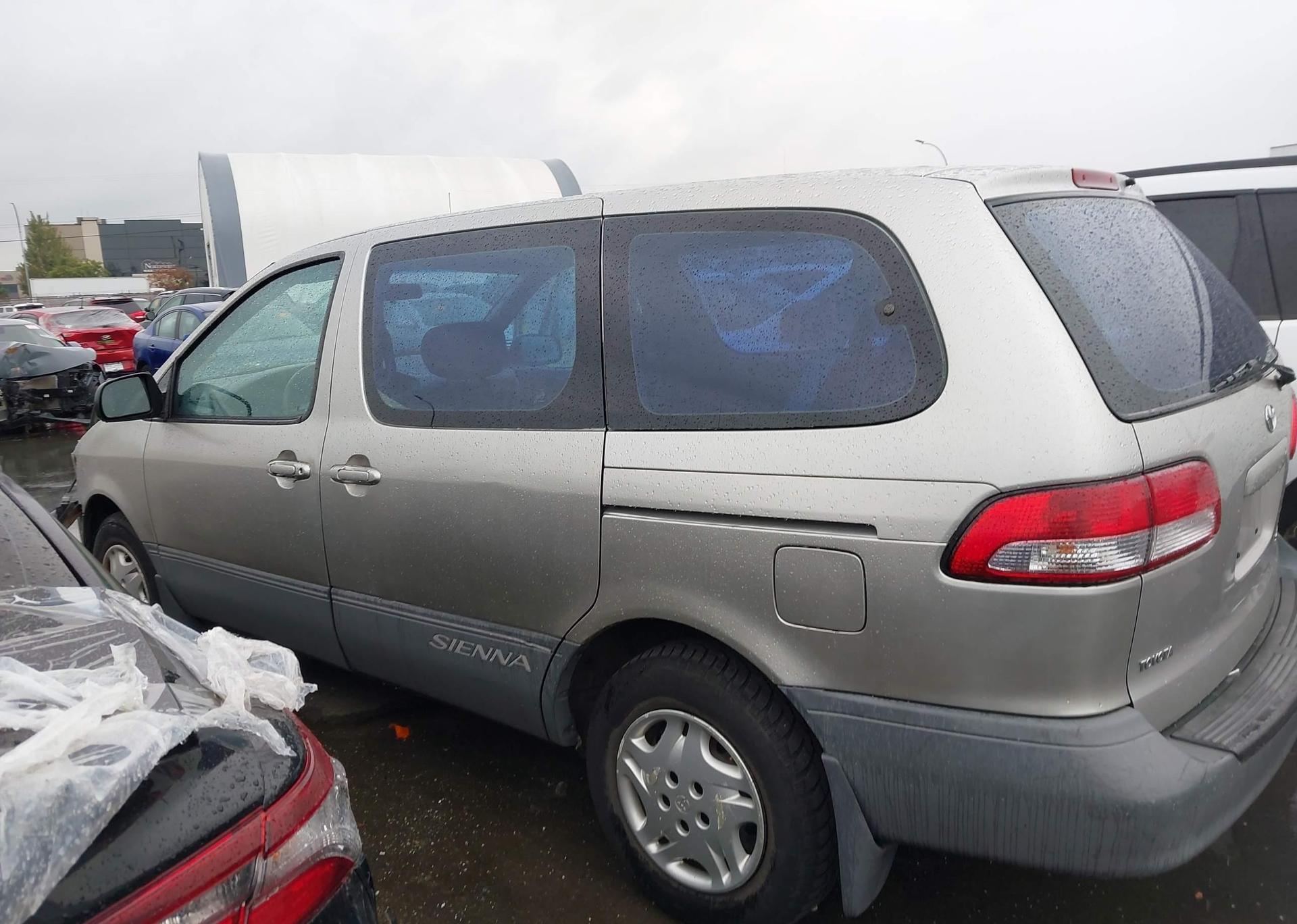 2002 TOYOTA SIENNA CE