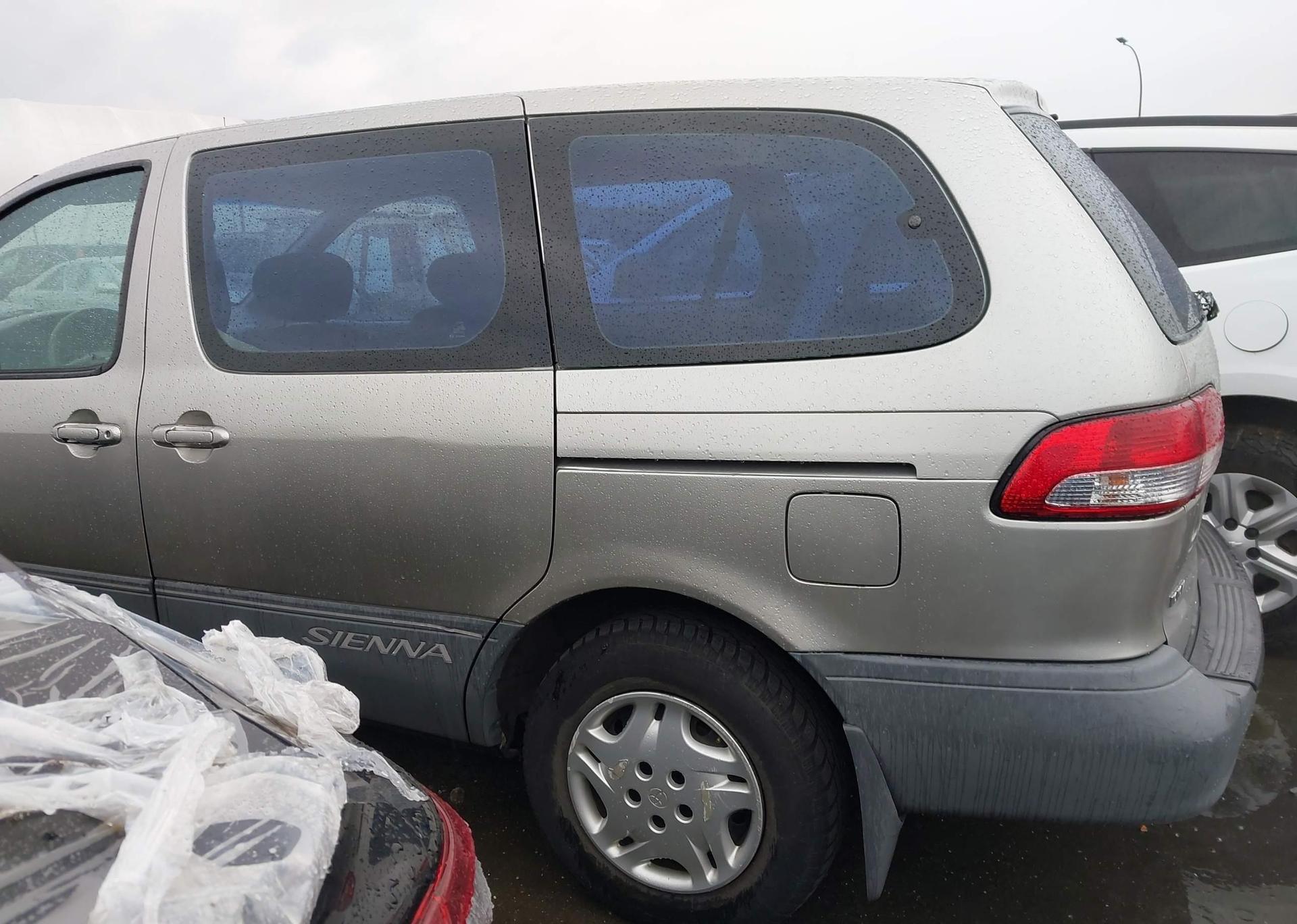 2002 TOYOTA SIENNA CE
