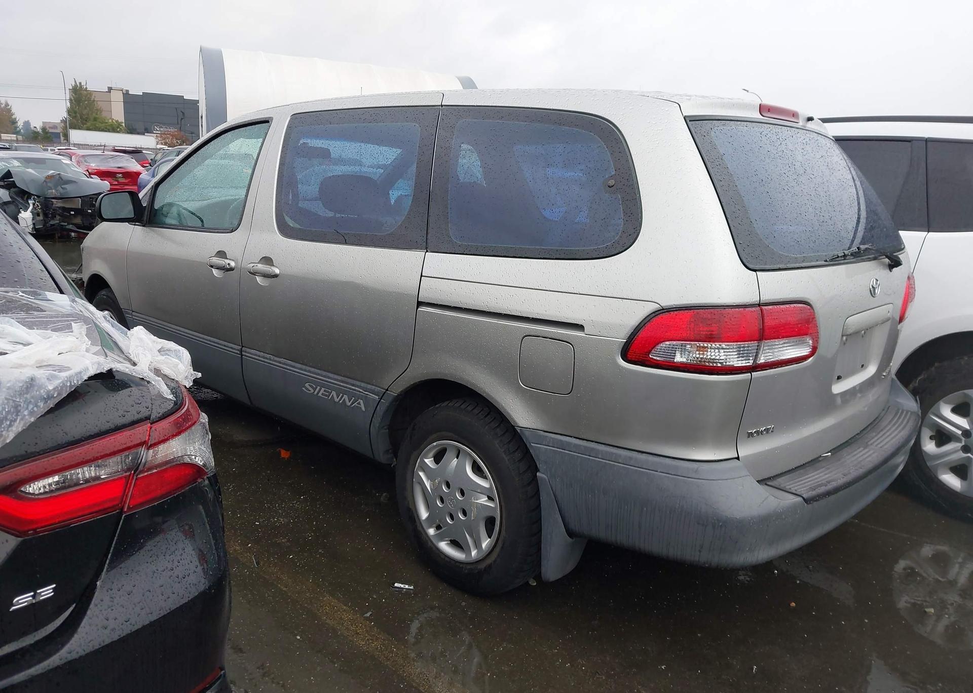 2002 TOYOTA SIENNA CE