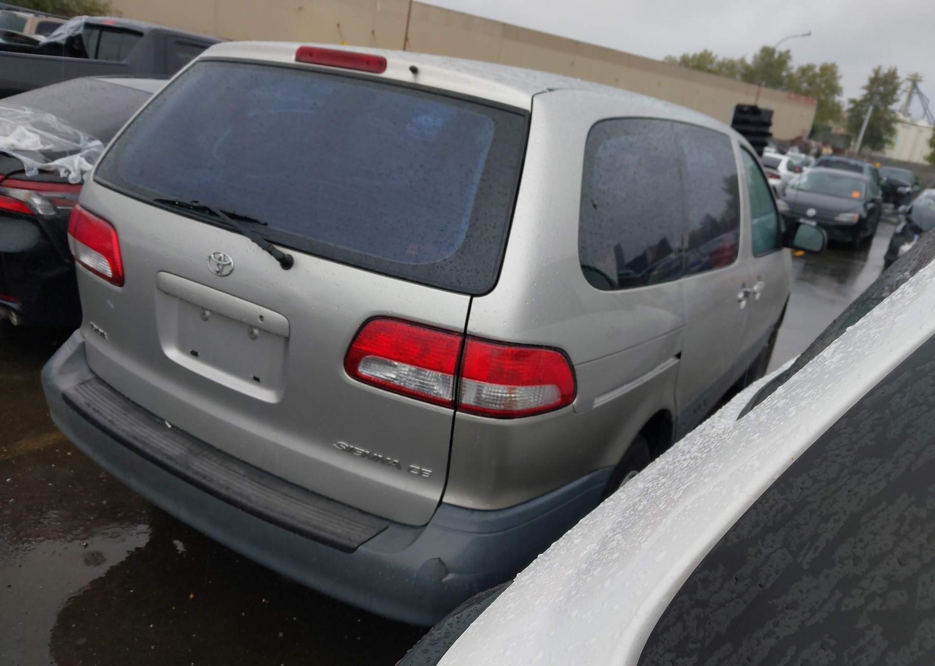 2002 TOYOTA SIENNA CE