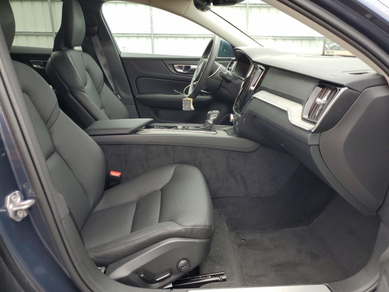 2022 VOLVO V60