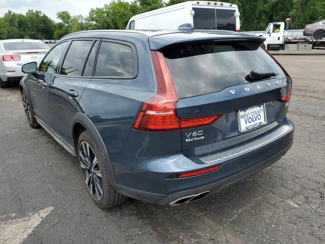 2022 VOLVO V60