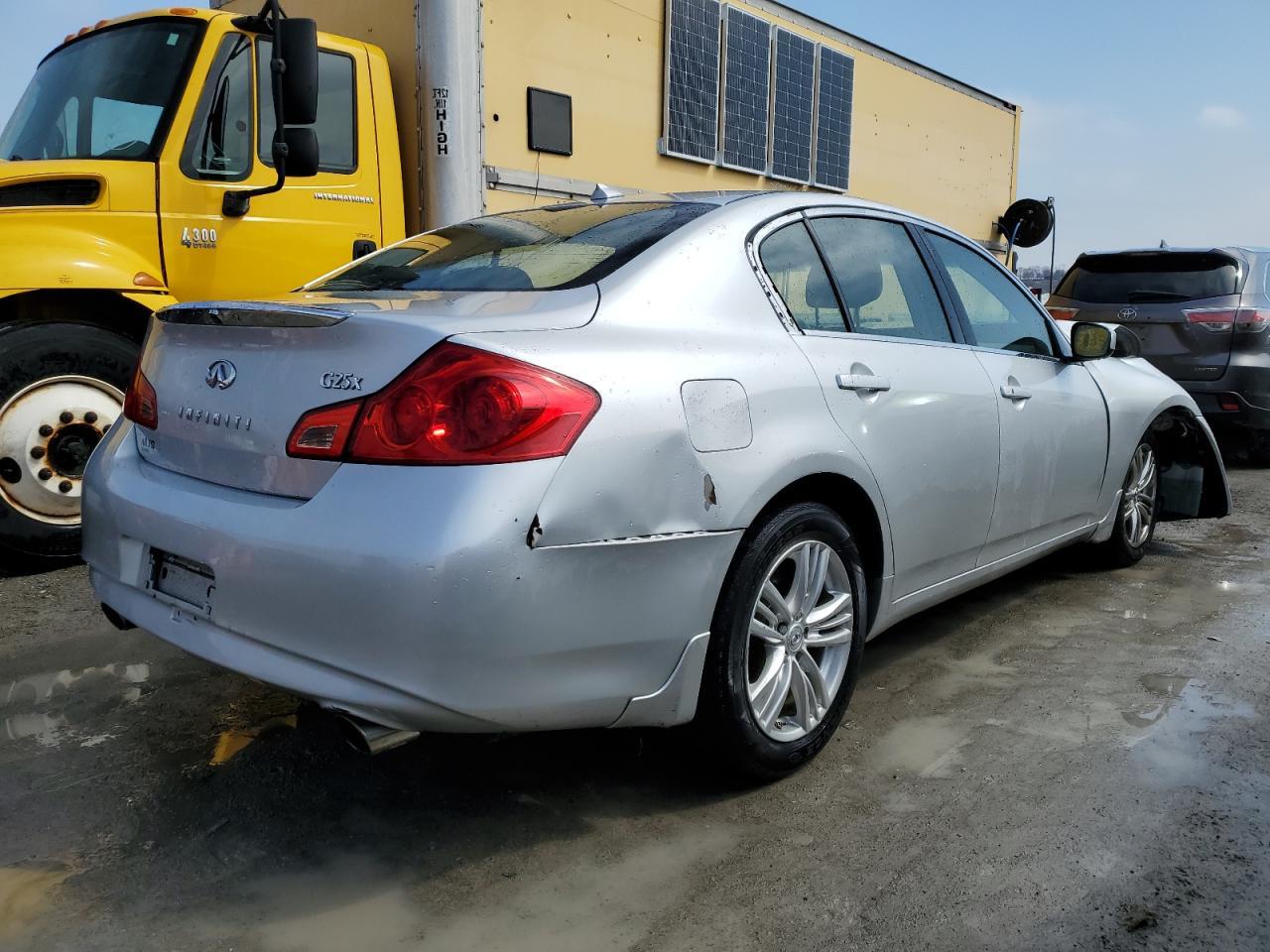 2011 INFINITI G25