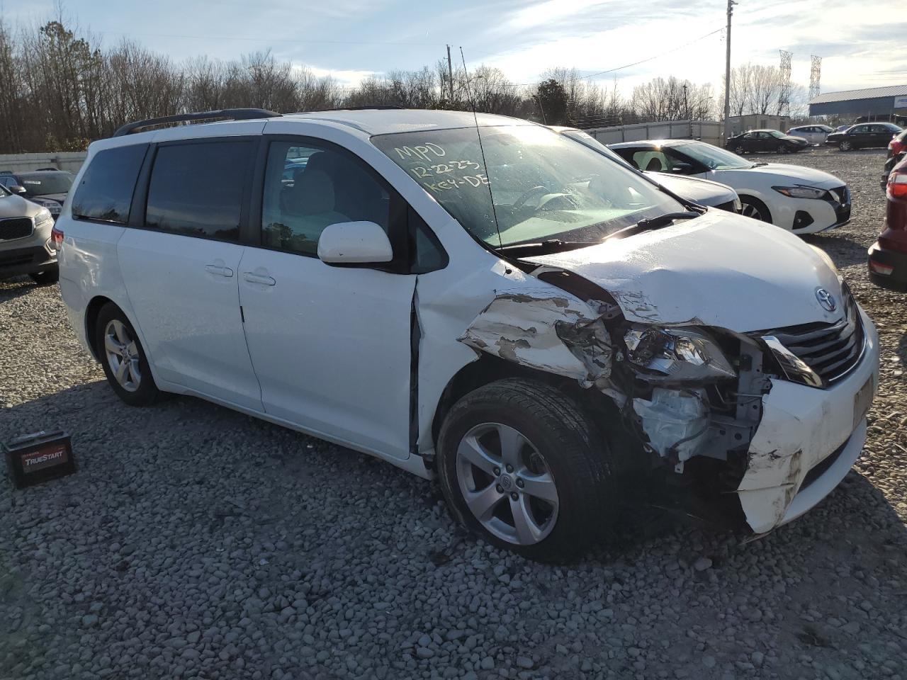 2011 TOYOTA SIENNA