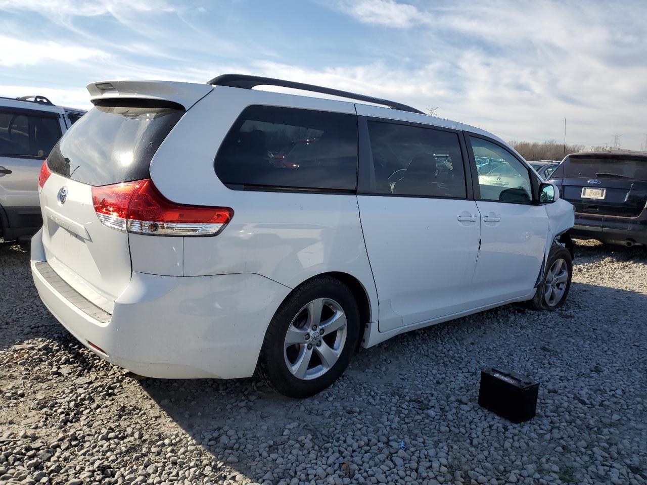 2011 TOYOTA SIENNA
