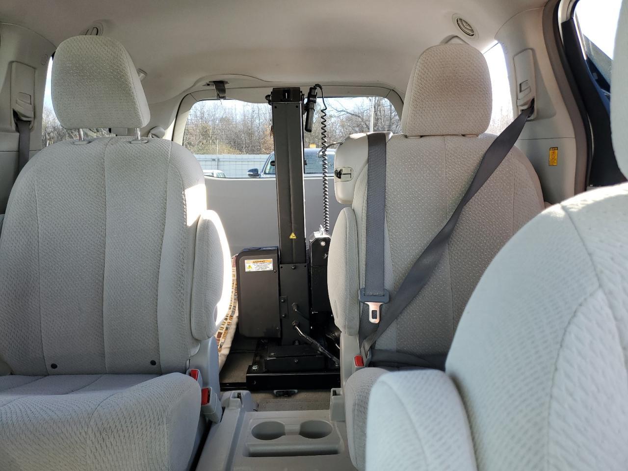 2011 TOYOTA SIENNA