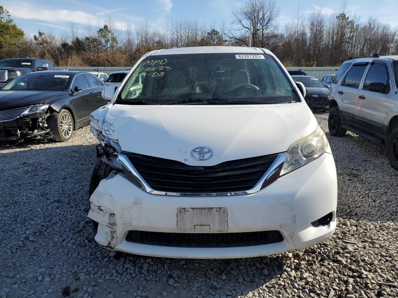 2011 TOYOTA SIENNA