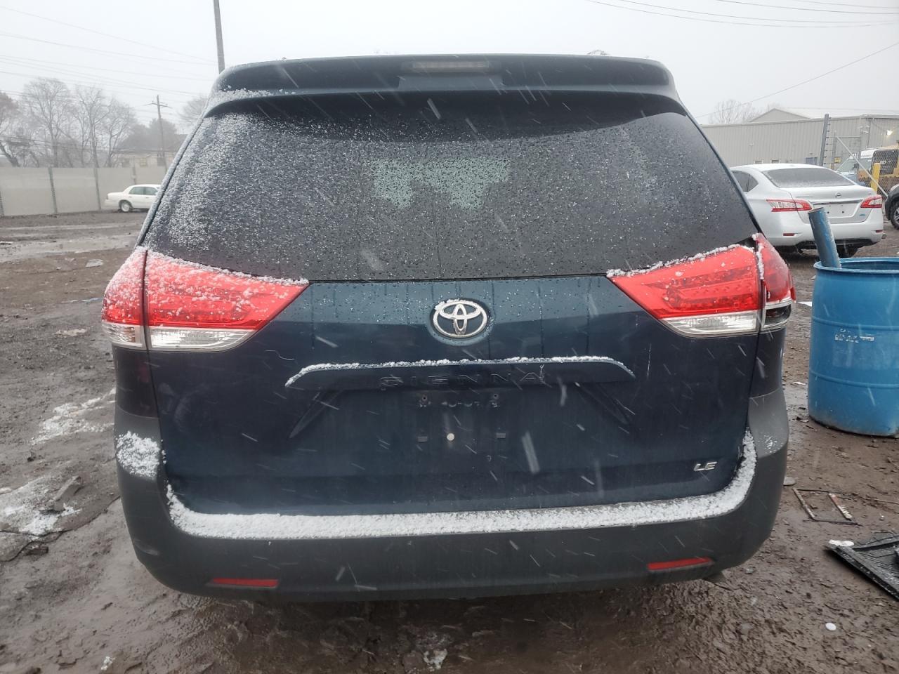 2011 TOYOTA SIENNA