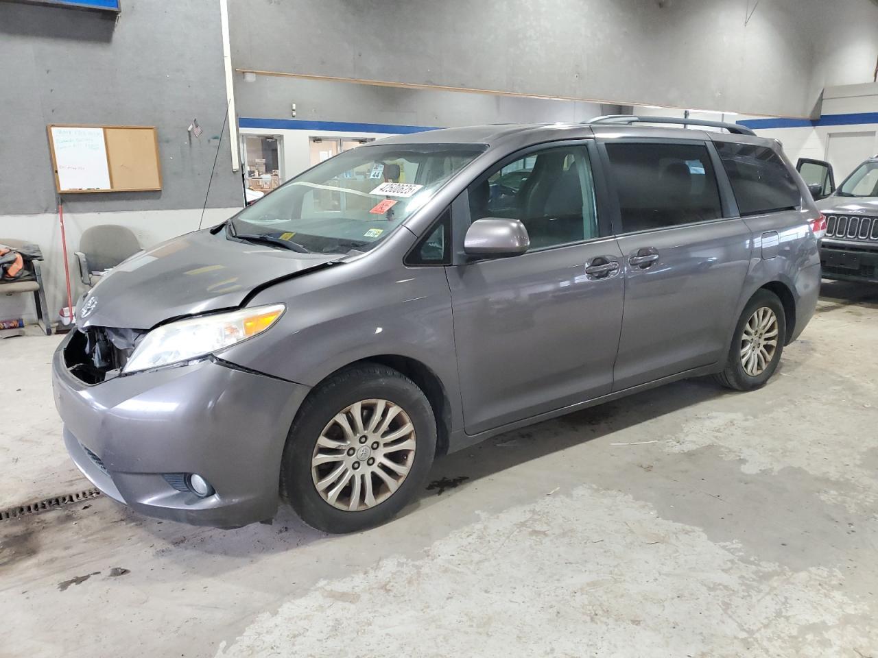 2012 TOYOTA SIENNA