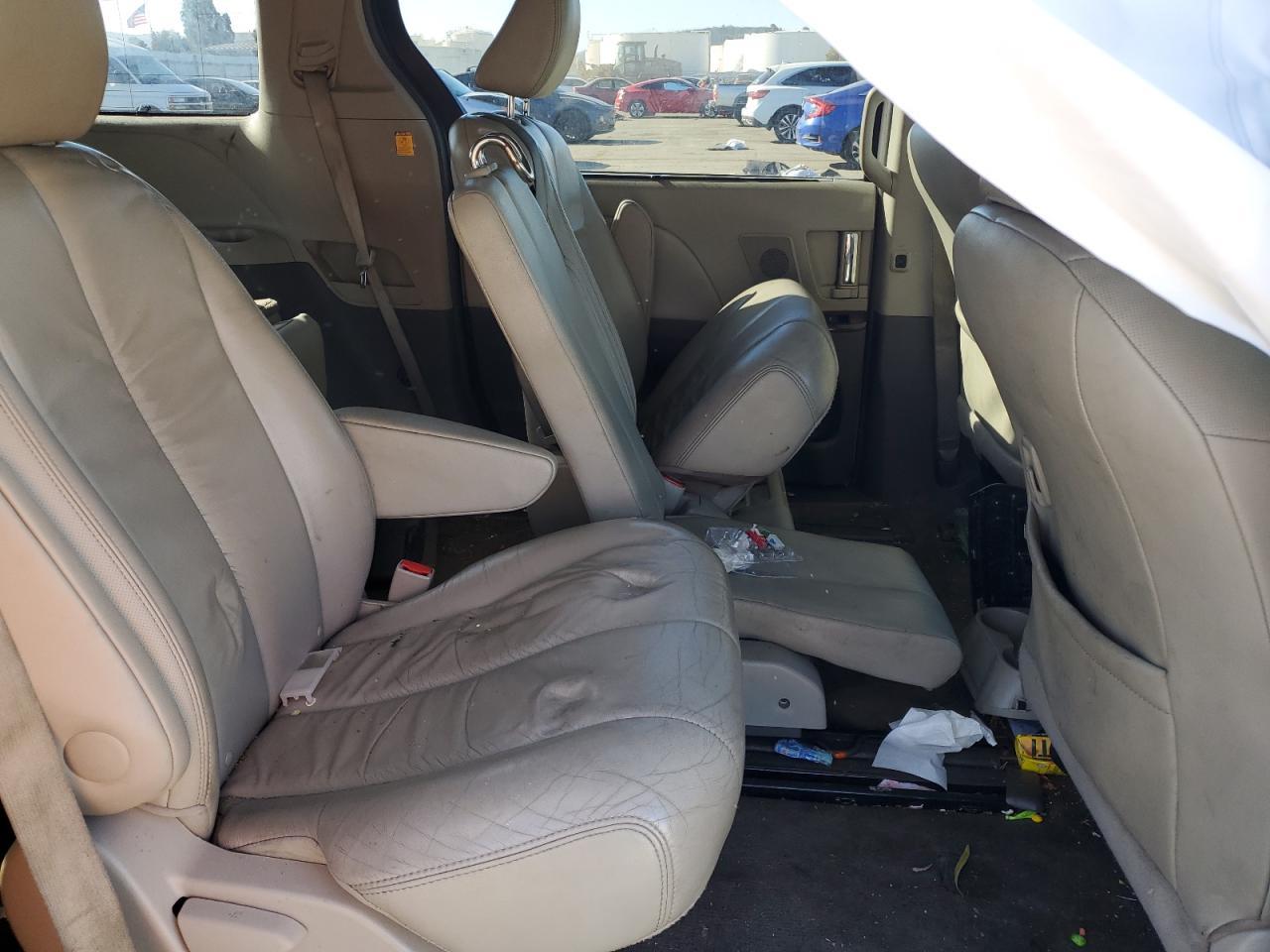 2012 TOYOTA SIENNA