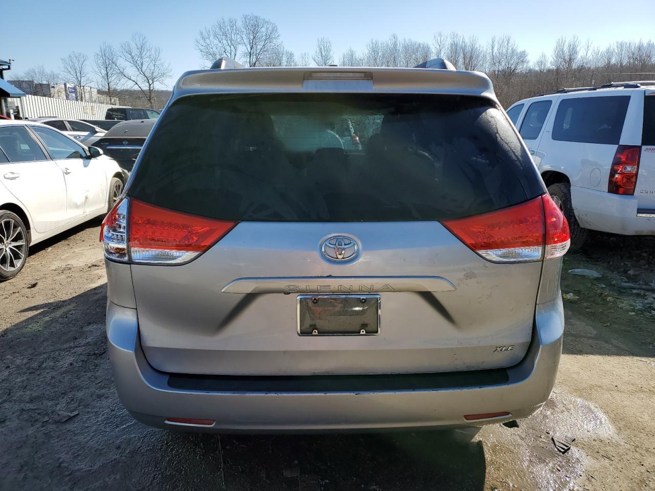 2012 TOYOTA SIENNA