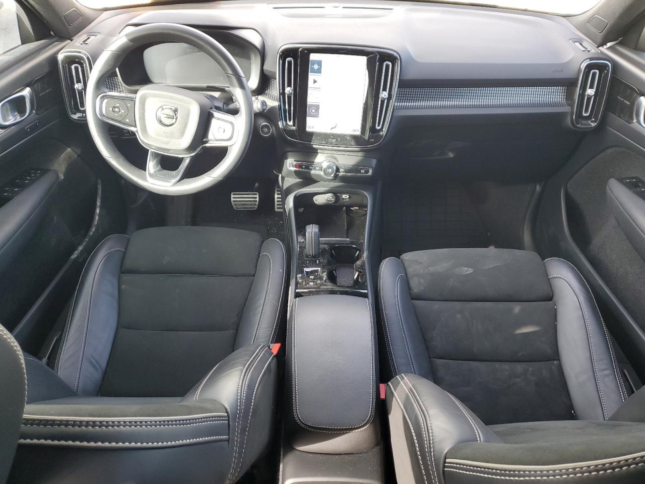 2022 VOLVO XC40