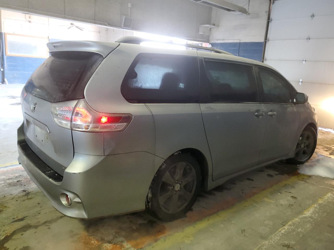 2011 TOYOTA SIENNA