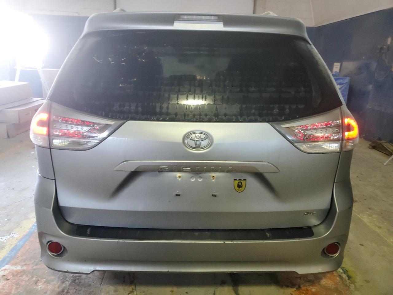 2011 TOYOTA SIENNA