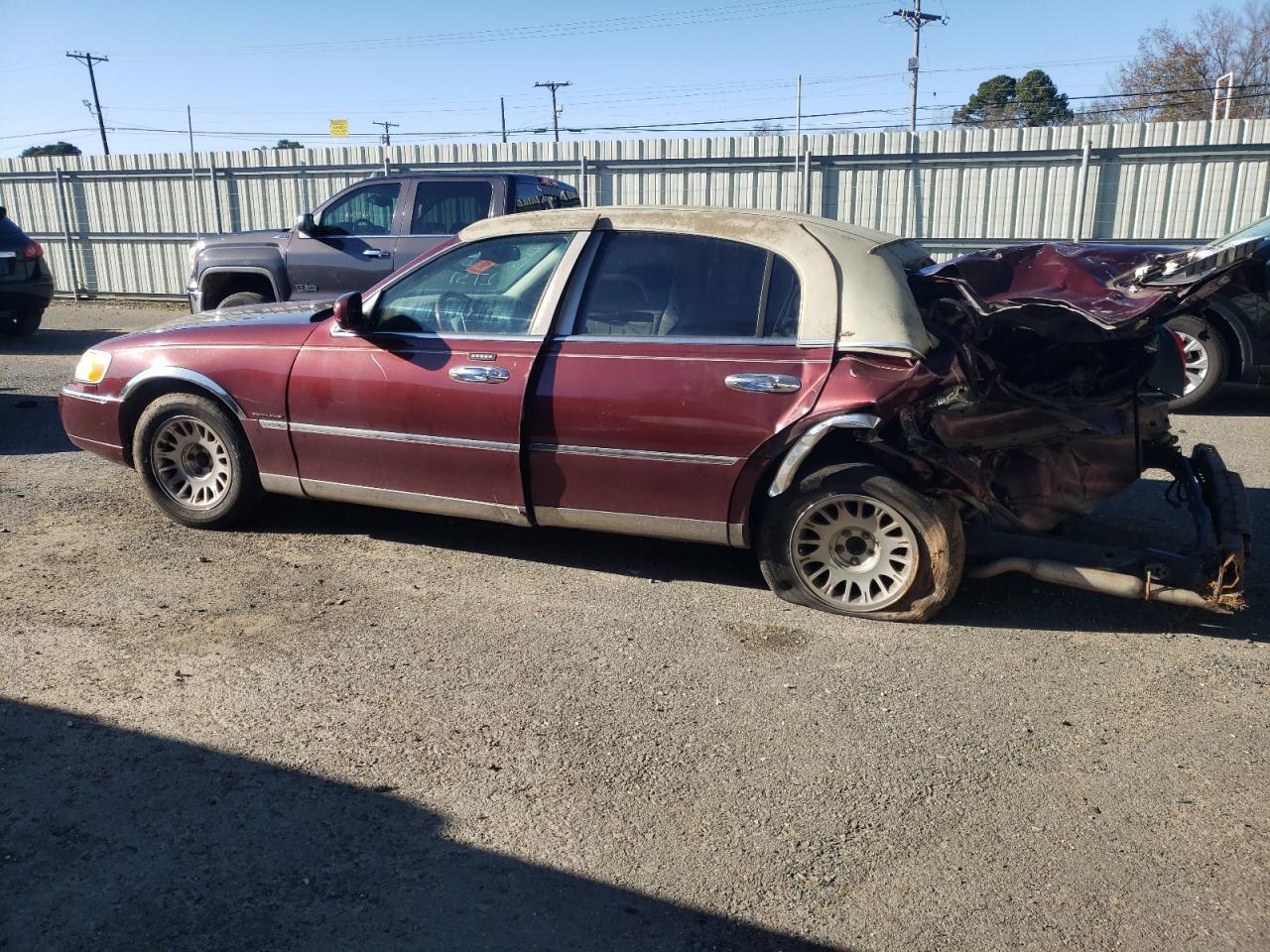 2001 LINCOLN Town Car
