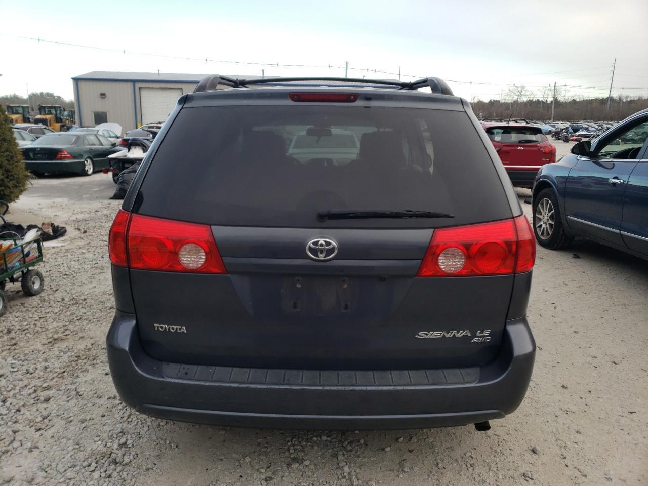 2010 TOYOTA SIENNA