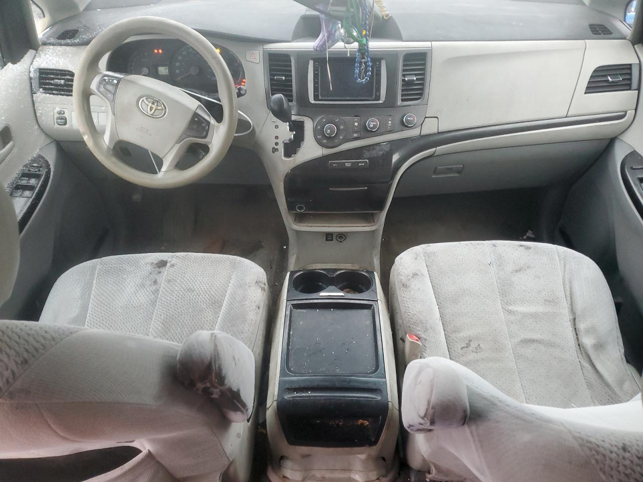 2011 TOYOTA SIENNA