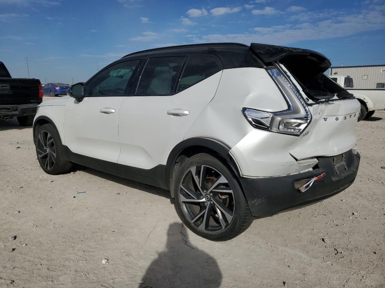 2022 VOLVO XC40