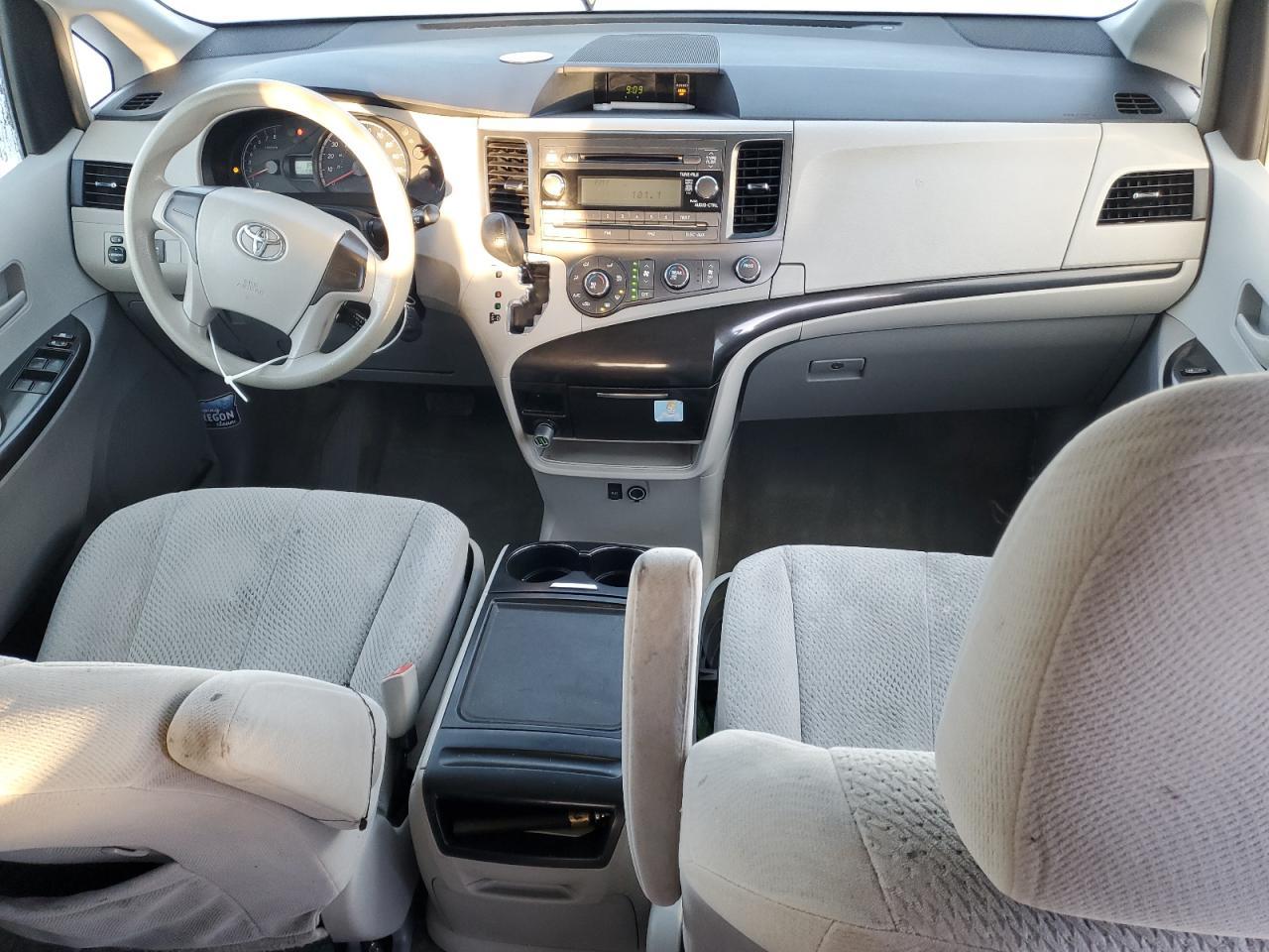 2011 TOYOTA SIENNA