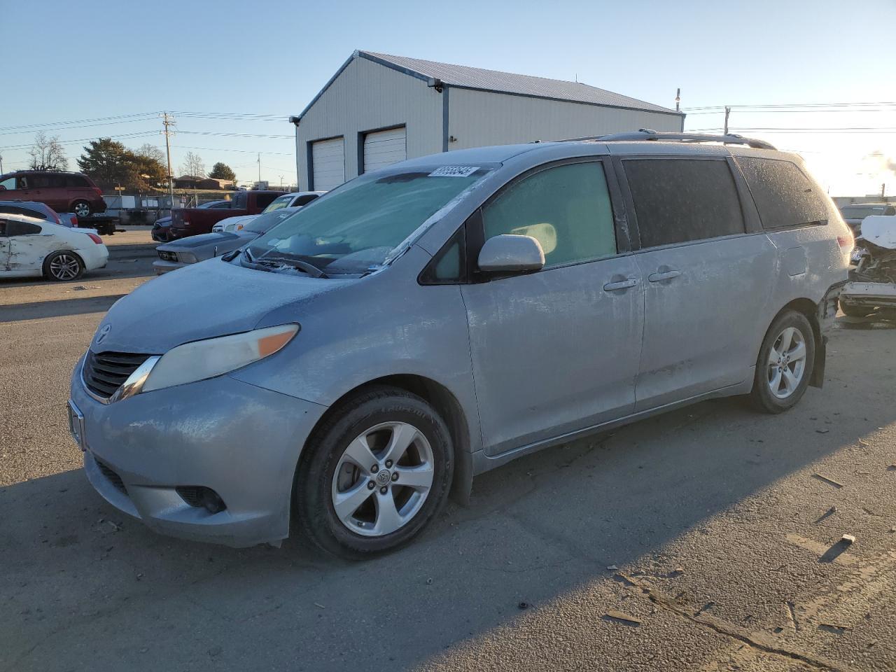2011 TOYOTA SIENNA