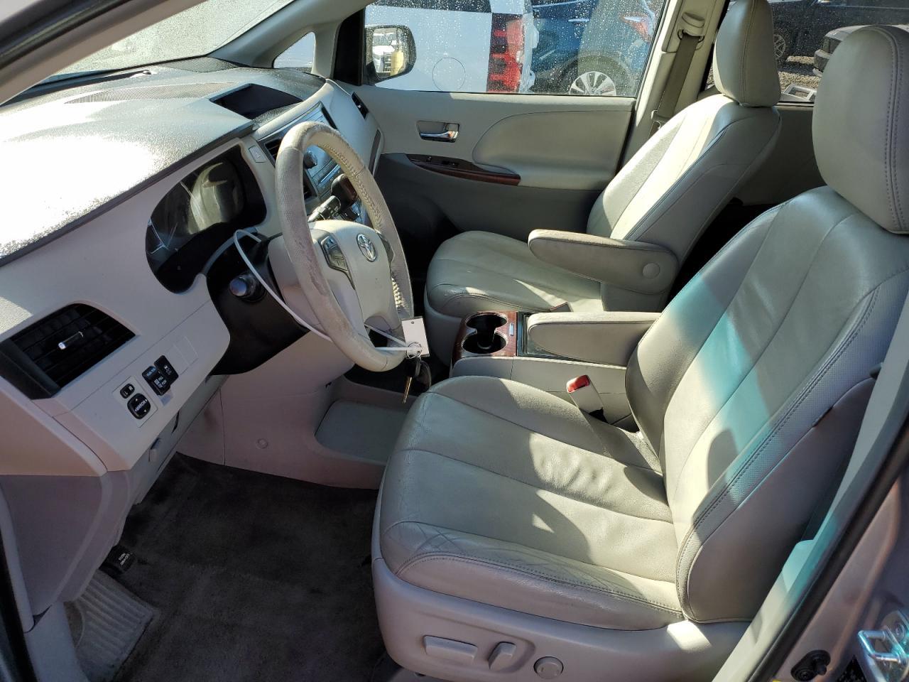 2012 TOYOTA SIENNA