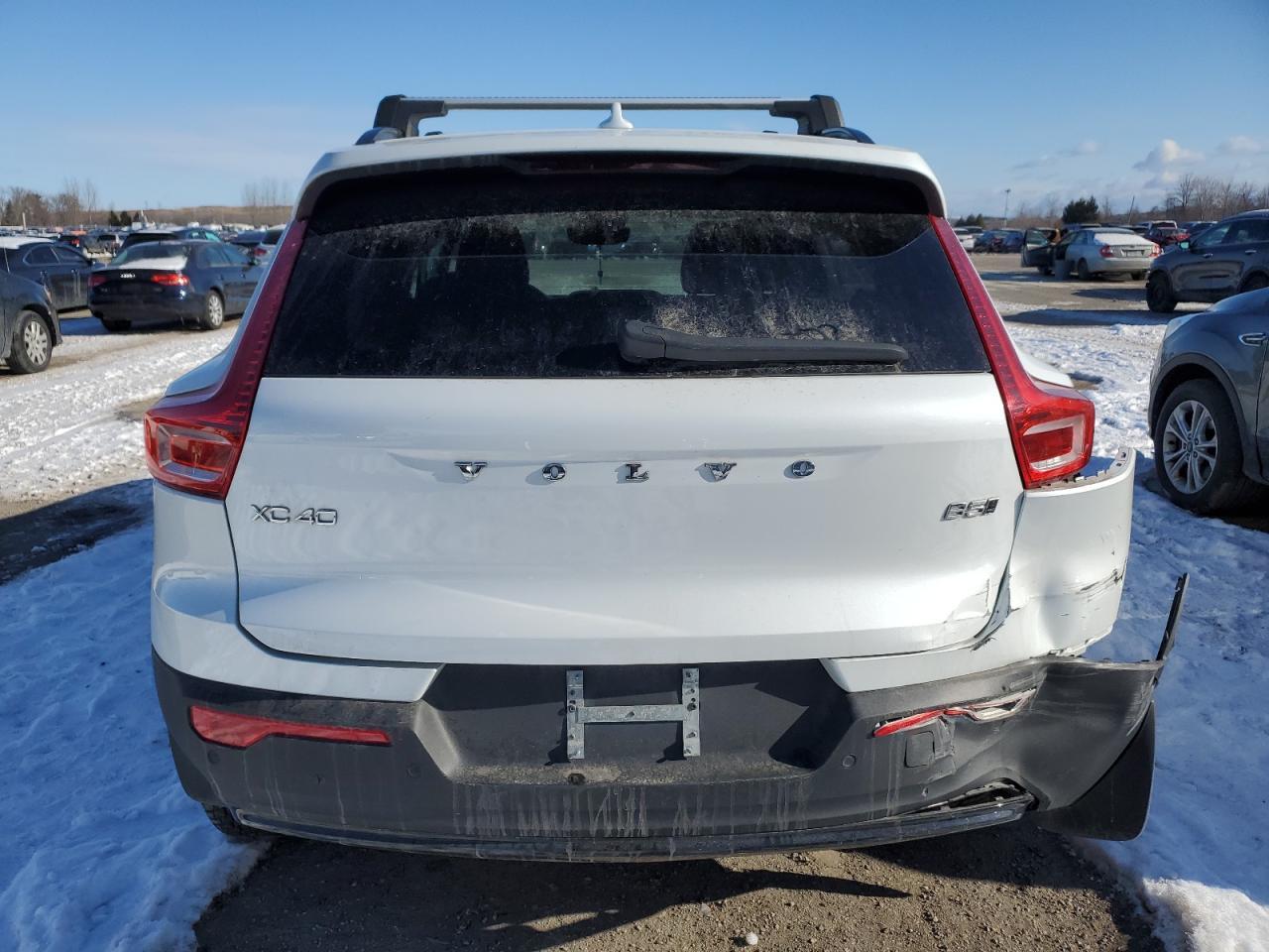 2023 VOLVO XC40