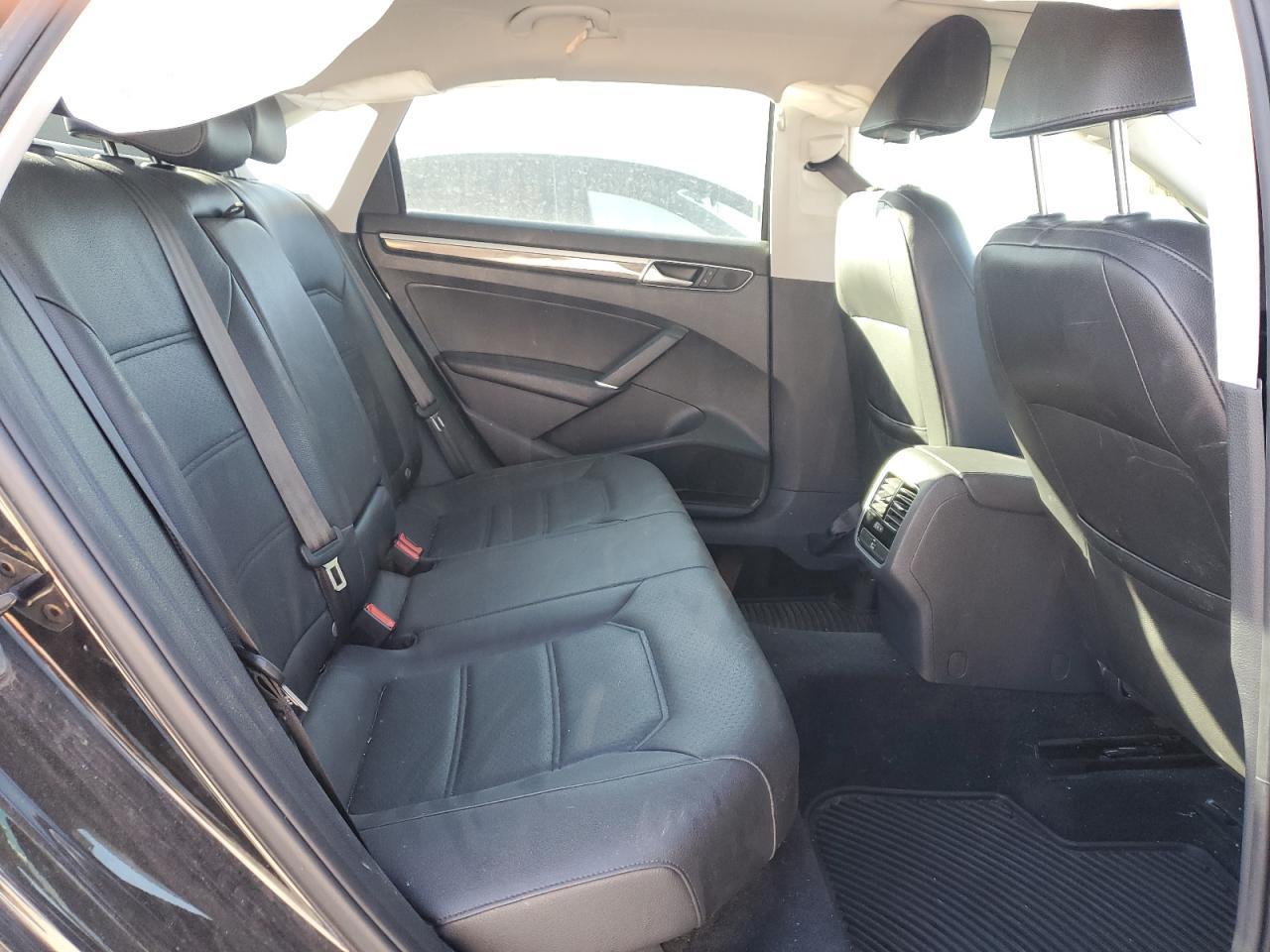 2016 VOLKSWAGEN Passat
