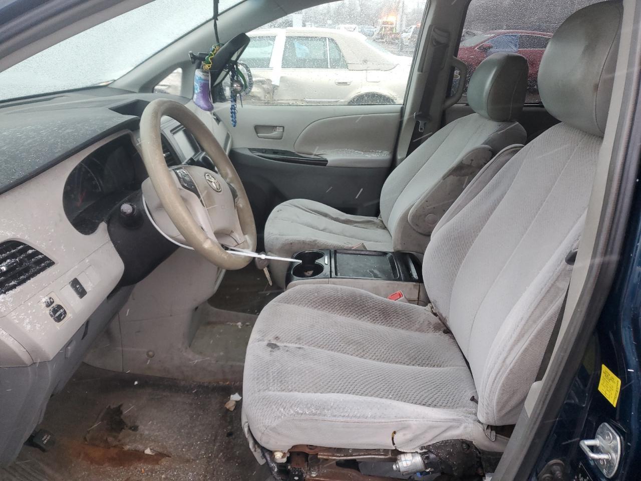 2011 TOYOTA SIENNA