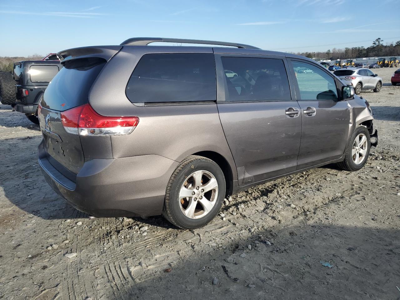 2011 TOYOTA SIENNA