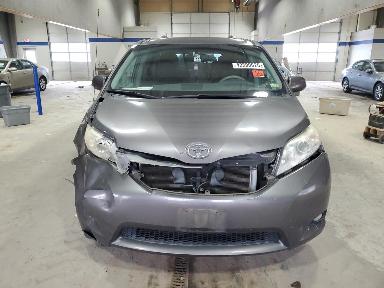 2012 TOYOTA SIENNA