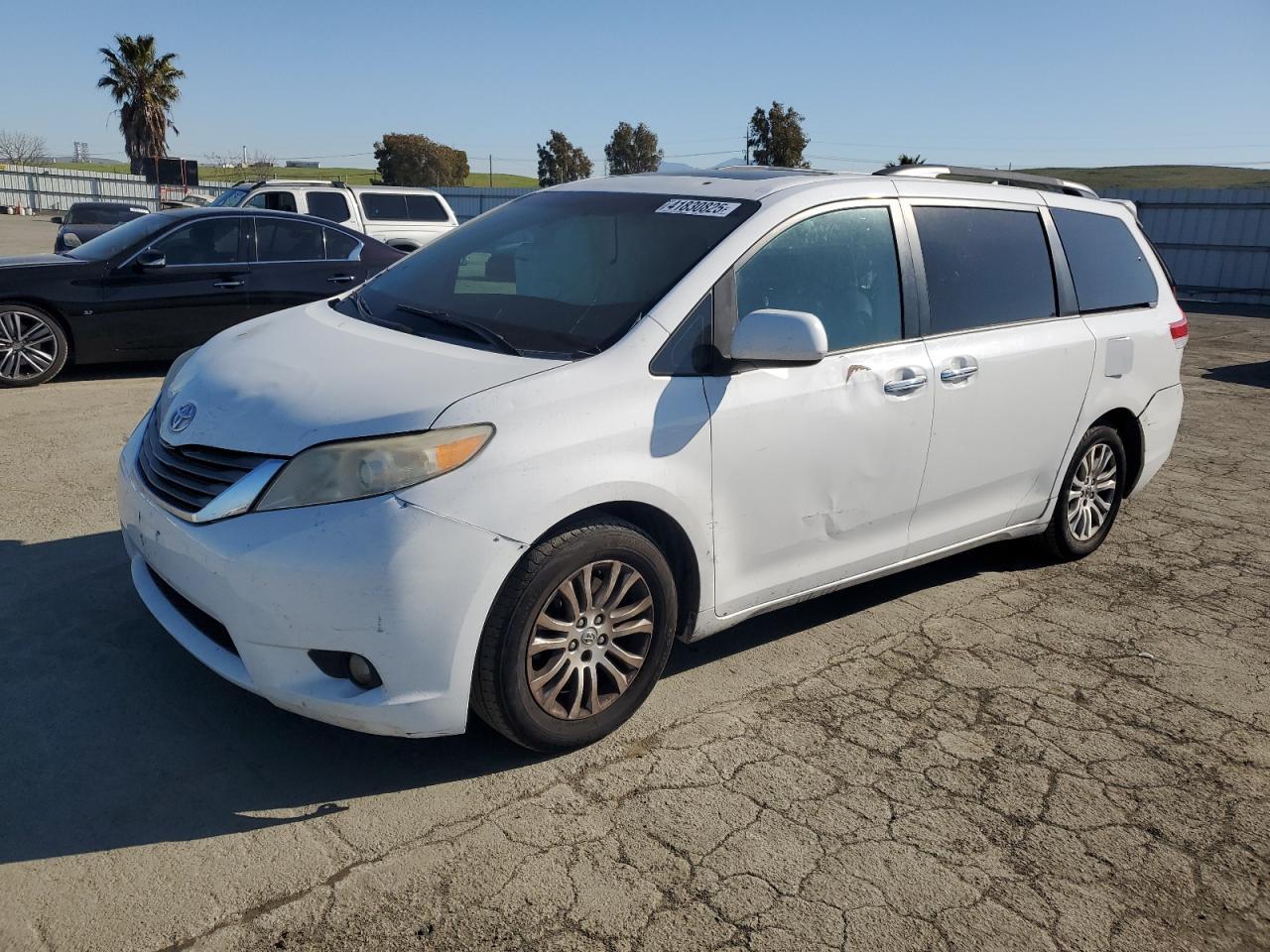 2012 TOYOTA SIENNA