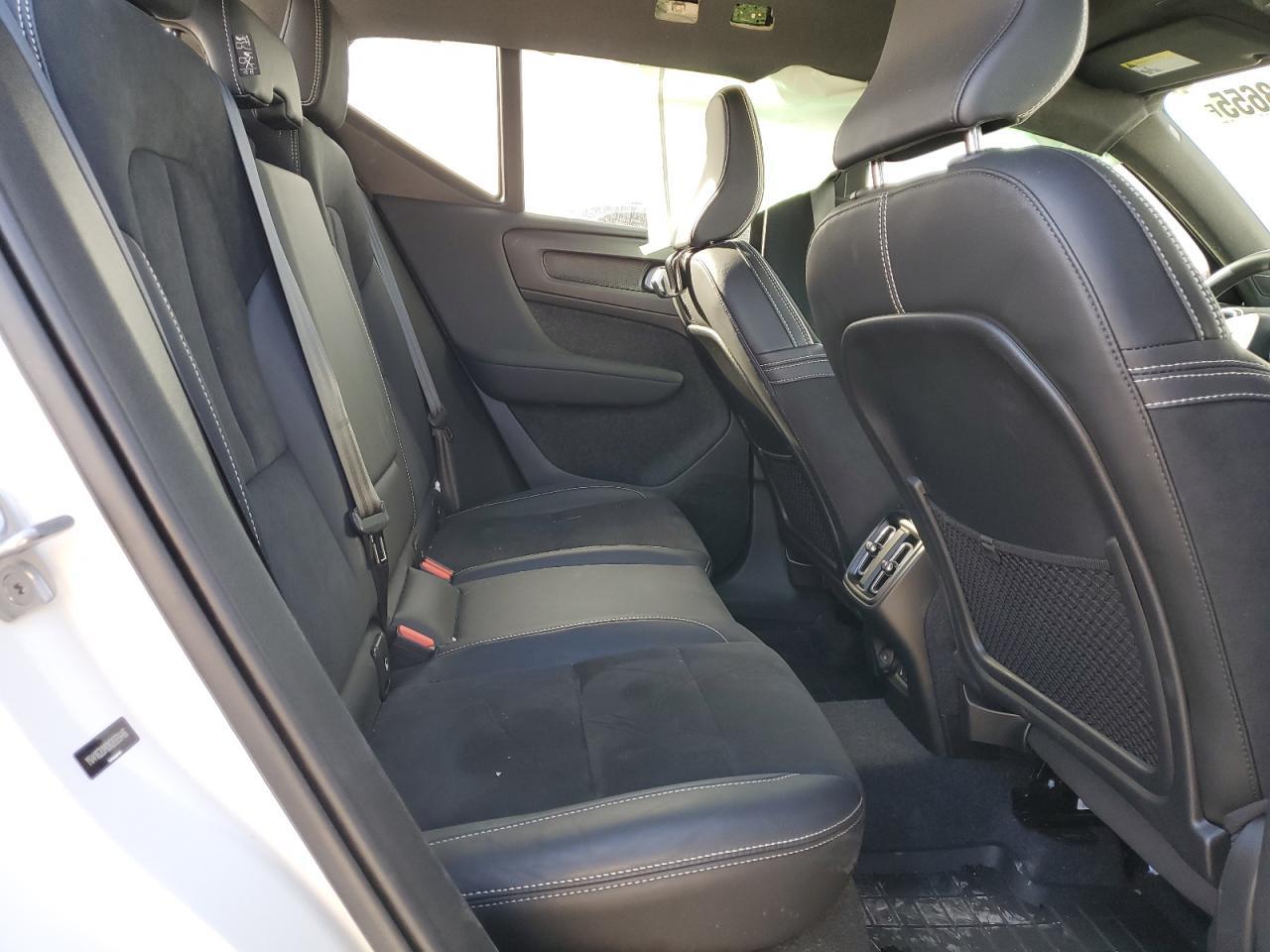 2022 VOLVO XC40