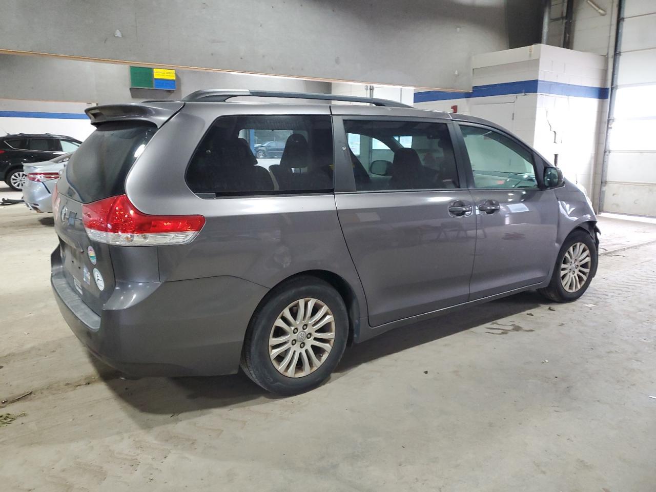 2012 TOYOTA SIENNA