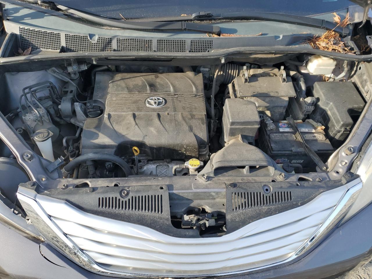 2011 TOYOTA SIENNA