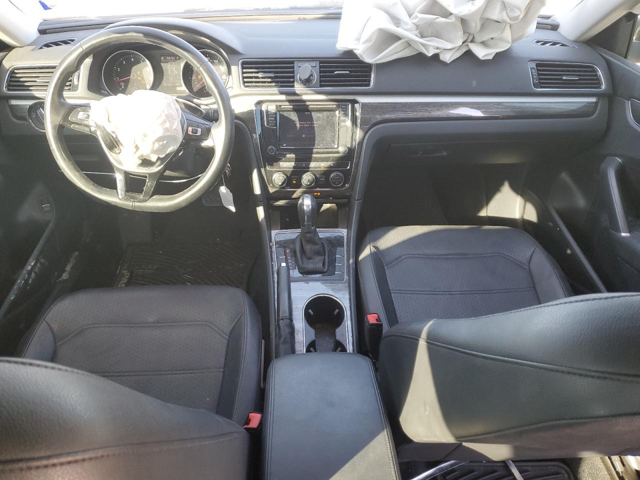 2016 VOLKSWAGEN Passat
