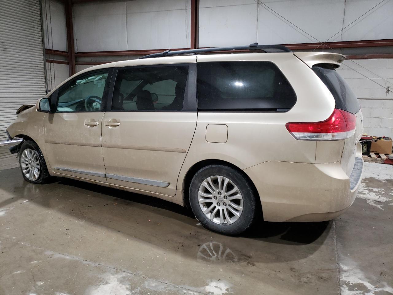 2013 TOYOTA SIENNA